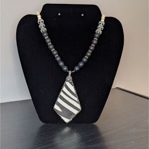 Fabulina zebra necklace